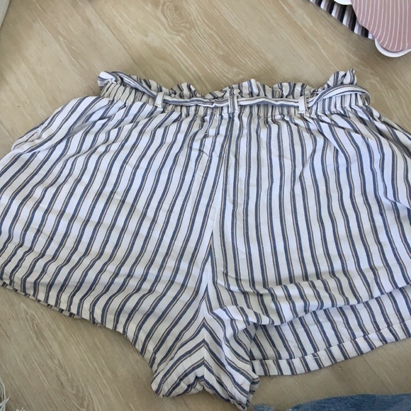 flowy high rise shorts - Picture 2 of 3